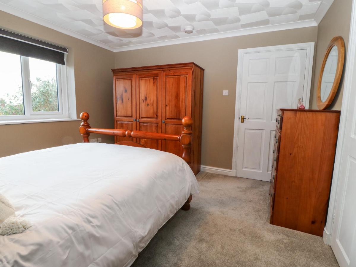 Cedars Villa Holyhead Exterior foto